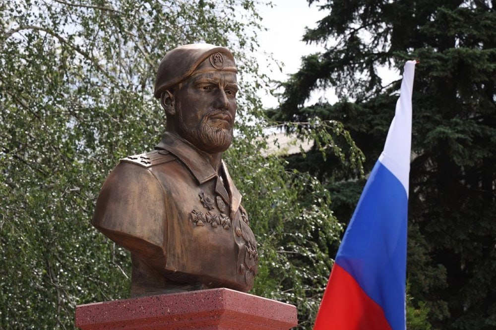 В Ясиноватой открыли памятник Герою России Владимиру Жоге, изготовленный в Златоусте Владимира Жога позывной – Воха – Герой Донецкой Народной Республики, Герой Российской Федерации. В мероприятии принял участие полпред Артем Жога, а также юнармейцы и представители общественности. «Это живая память о моем сыне, который отдал свою жизнь, защищая мирных жителей. Для меня очень важно, что память о нем живет. Особенно здесь, на Донецкой земле, которую он так любил. Символично, что помощь в установке памятника оказал город Златоуст Челябинской области, а инициатором выступил Герой России, участник боевых действий в Афганистане и Чечне Сергей Зяблов. Связь Урала и Донбасса через поколения защитников Отечества. Огромное спасибо Михаилу Сердюкову и его проекту «Аллея российской славы» за изготовление и передачу бюста. Благодарю всех, кто помнит Героя России Владимира Жогу!» – поделился Артем Жога. Установка монумента – результат совместных усилий жителей и предприятий Златоуста, которые с 2022 года оказывают Ясиноватой всестороннюю гуманитарную помощь.