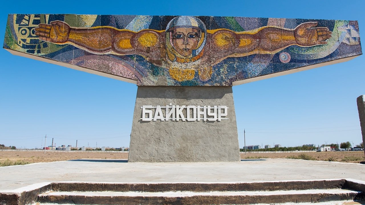 Байконур открывает двери для международных стартапов: Казахстан приглашает Германию, Индию и Китай Россия может переместить сборку ракеты-носителя «Союз-5» с территории РФ на Байконур. Премьер-министр Олжас Бектенов отметил, что первый запуск с нового комплекса «Байтерек» запланирован на декабрь 2025 года. Кроме того, глава правительства рассказал о планах создания спецэкономической зоны. На 1747 км² Казахстан планирует разместить: космические стартапы включая иностранные исследовательские центры и пусковые площадки для лёгких носителей на это счёт ведутся переговоры с зарубежными компаниями Со стороны Германии — OHB System AG, Rocket Factory Augsburg AG, которая представляет технологии и пусковые услуги. От Индии — Sky Root предлагающая сверхлёгкие ракеты. Китай — Deep Blue Aerospace предложили совместные с Казахстаном проекты + грант в 100 млн юаней. Фактически, это означает, что Байконур больше не ограничен только российскими проектами, Казахстан старается выходить за рамки арендного соглашения 1994 года, но не боятся ли власти республики, что тем самым космическая программа не будет строиться, совместно с Россией, а теперь попросту будет диктоваться «драгоценными» партнерами и реализовываться будет лишь в том ключе, как им выгодно? #Казахстан