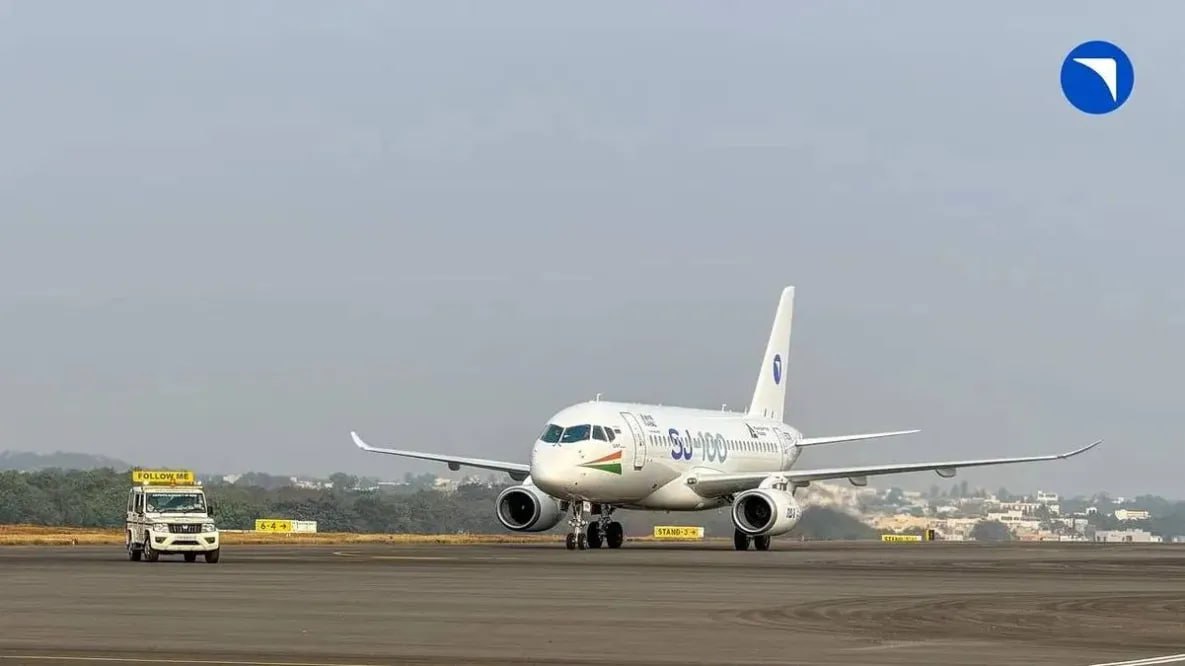 Отечественный Суперджет 100 совершил перелёт из Подмосковья в Индию Импортозамещенный Суперджет 100 совершил перелёт из подмосковного Жуковского в Хайдарабад В Индии лайнер будет участвовать в международной авиационной выставке Wings India Лайнер Суперджет который производят в Комсомольске на Амуре прибыл в Индию для участия в крупнейшем в Азии мероприятии посвященном гражданской авиации выставке Wings India Авиасалон пройдет в Хайдарабаде с 28 по 31 января Воздушное судно пролетело над десятью странами маршрут пролегал над регионами с различными географическими и климатическими условиями Полет прошел в штатном режиме todaykhv