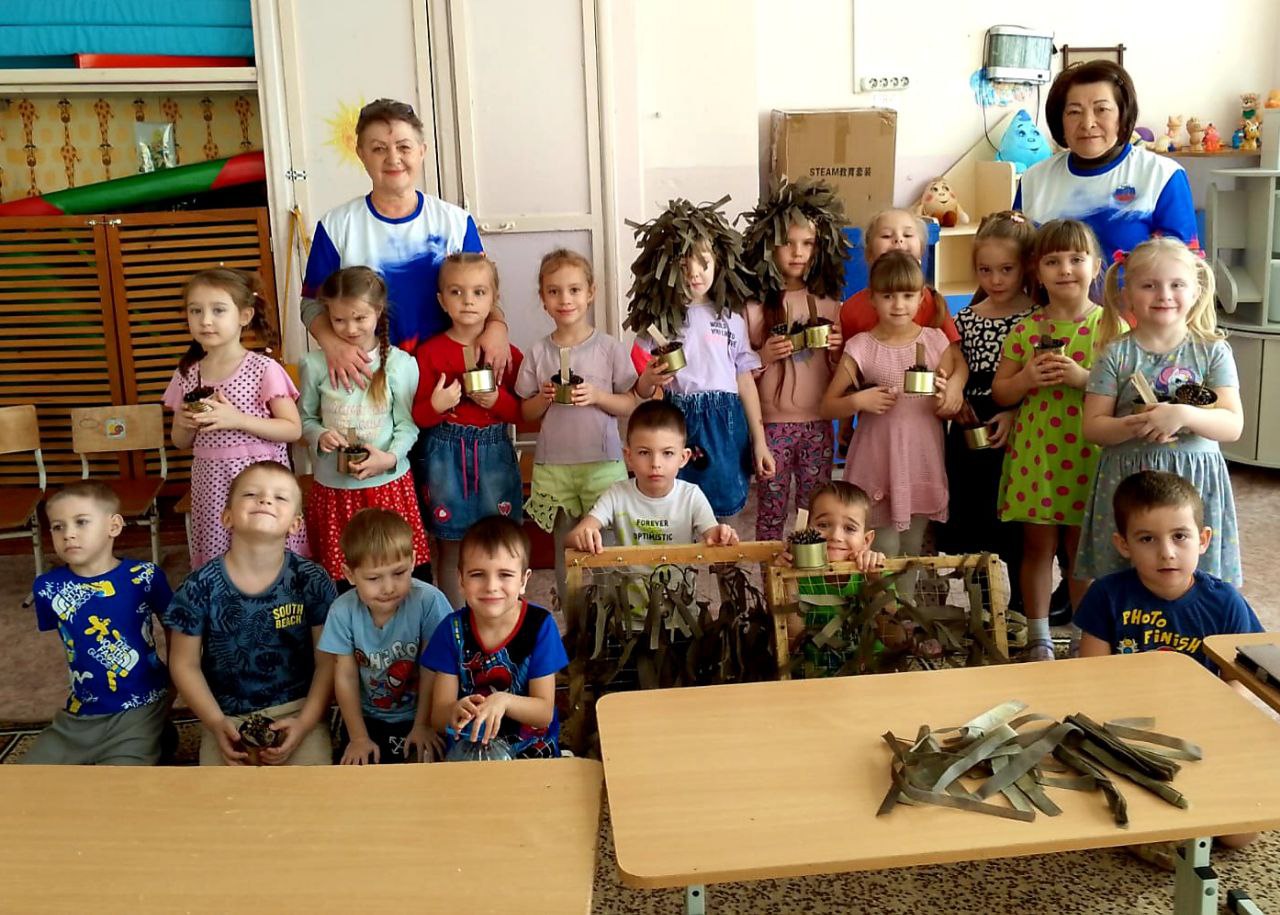 Вчера волонтёры движения Вера V Добро провели мастер классы для воспитанников детского сада Колокольчик в Краскино Ребятам показали как плести нашлемники делать заготовки для окопных свечей заполнять сухариками бутылки Рассказали какую работу проводят волонтёры и какую это приносит пользу бойцам в зоне боевых действий Малыши с большим удовольствием плели нашлемники набивали баночки шишками и бутылочки сухариками Мы благодарны руководству детского сада и воспитателю Селезневой Ирине Фёдоровне за организацию встречи и надеемся что ребята извлекут для себя много нового и полезного из наших мастер классов говорят волонтеры Хасанские вести в МАХ