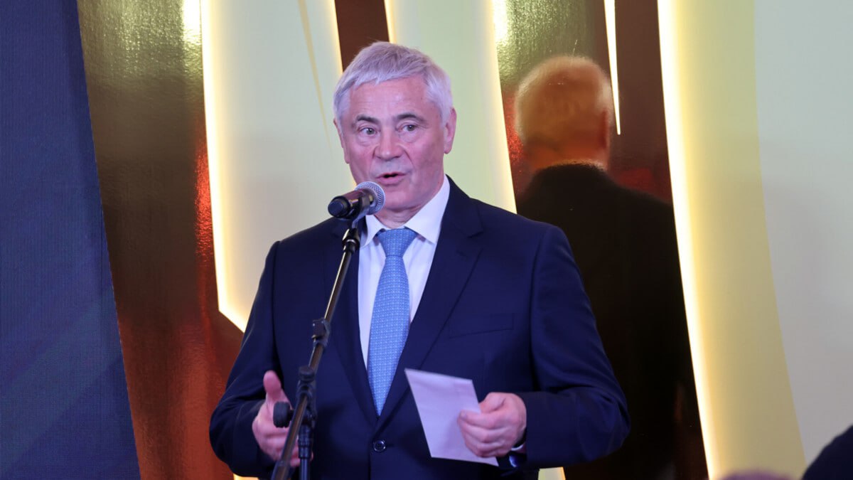 Шесть российских паралимпийцев получили двусторонние приглашения на Игры 2026 Об этом Матч ТВ сообщил глава ПКР Павел Рожков В горнолыжном спорте выступят трёхкратный чемпион Паралимпийских игр Алексей Бугаев и двукратная чемпионка мира Варвара Ворончихина в лыжных гонках многократный чемпион мира Иван Голубков а также призёр чемпионата мира Анастасия Багиян с лидером Сергеем Синякиным в парасноуборде Дмитрий Фадеев и Филипп Шеббо Монзер Зимние Паралимпийские игры 2026 пройдут с 6 по 15 марта news matchtv Дмитрий Челяпин Матч ТВ