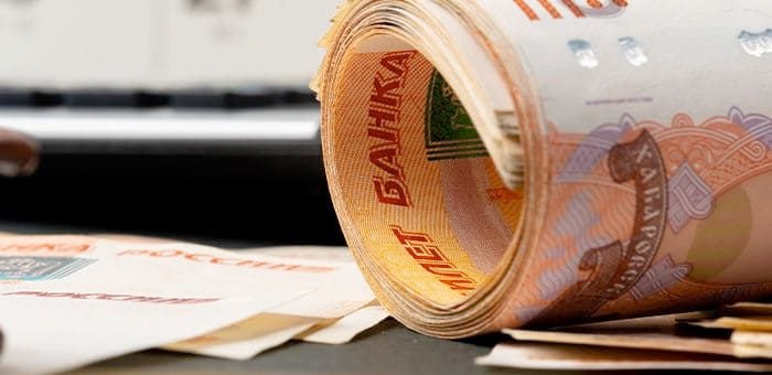 Вдова военнослужащего через суд лишила свёкра права на выплаты Жительница Горно Алтайска муж которой в марте 2025 года погиб при исполнении обязанностей военной службы обратилась с гражданским иском к отцу военнослужащего жителю села Кызыл Озек Истица просила суд лишить ответчика права на получение единовременных пособий и страховых сумм в связи с гибелью сына поскольку отец с раннего детства самоустранился от воспитания ребенка Суд установил что погибший воспитывался в детском доме затем в школе интернате находился на полном государственном обеспечении Свидетели подтвердили что отец не навещал сына не забирал к себе не оказывал материальной и моральной поддержки Суд лишил отца военнослужащего права на получение социальных выплат в связи с гибелью сына Решение суда вступило в законную силу сообщает прокуратура Республики Алтай