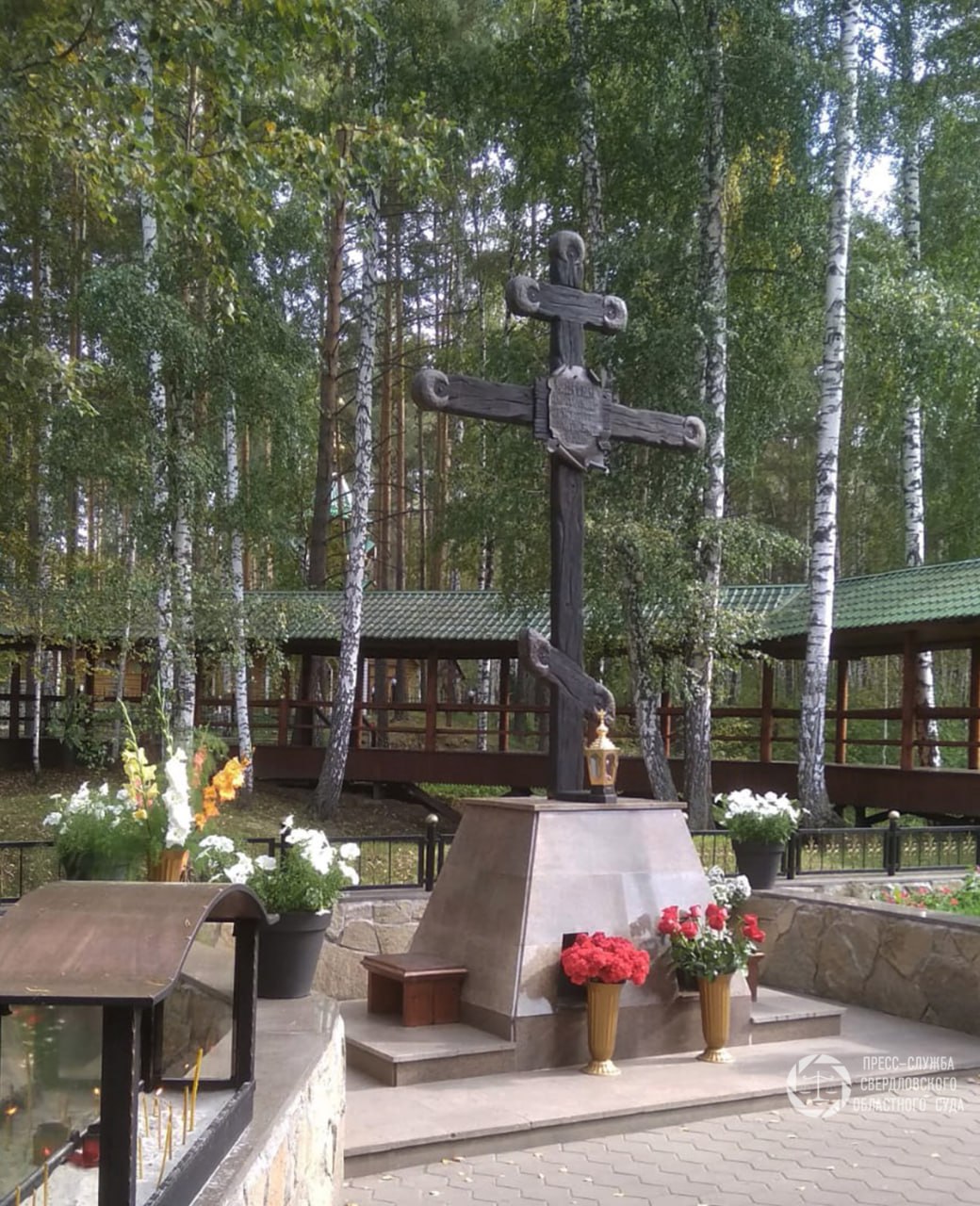 Благотворительный фонд «Мемориал Романовых» через суд отменил приказ областного управления госохраны о снятии охранного статуса с мемориала в Поросенковом логу. В сентябре 2024 года ведомство выпустило приказ об исключении из перечня объектов охраны креста и гранитных плит в Поросенковом логу, участка старой Коптяковской дороги и старых рудников поблизости. Фонд посчитал, что решение управления ставит под угрозу повреждения или уничтожения мемориал и локацию, где нашли останки семьи Романовых. Свердловский областной суд встал на сторону фонда и отменил приказ. Несмотря на результаты генетических экспертиз, подтвердивших, что останки, найденные прямо под старой Коптяковской дорогой, принадлежат членам августейшей семьи Романовых, РПЦ не признает их. Официальная позиция церкви – тела членов императорской семьи похоронили на Ганиной яме.