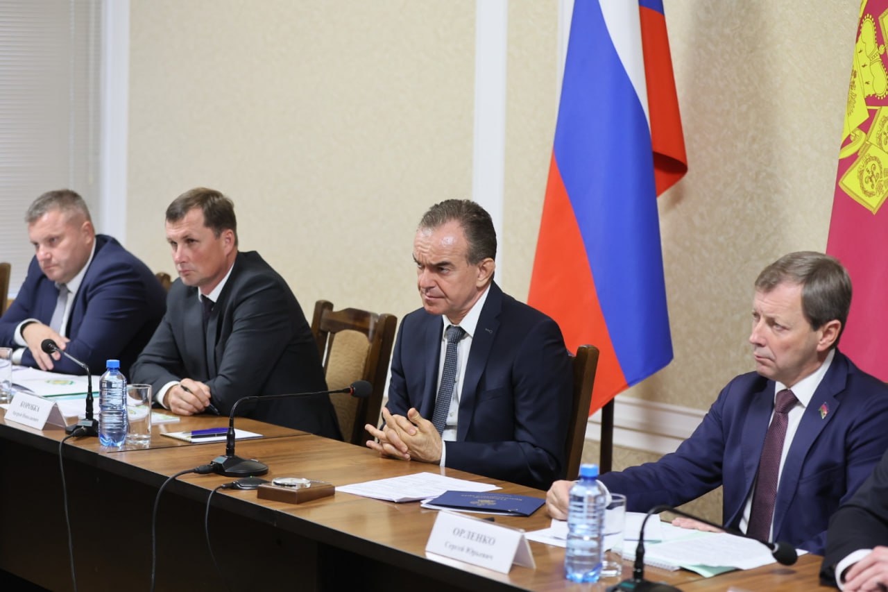 С 2026 года на Кубани вводят новую меру господдержки в животноводстве Субсидии будут предоставлять на улучшение условий содержания молочных коров всего на эти цели планируют направить 381 млн рублей из краевого бюджета Об этом стало известно на совещании в Кореновске посвященном перспективам развития отрасли Его провел губернатор Краснодарского края Вениамин Кондратьев Краснодарский край остается ключевым аграрным регионом по многим отраслям агропромышленного комплекса в том числе по производству молока и молочной продукции Нам важно не просто сохранить достигнутые результаты а приумножать их чтобы молочных продуктов кубанского производства становилось больше на полках магазинов На развитие животноводства ежегодно направляем порядка 1 7 миллиарда рублей отметил Вениамин Кондратьев На развитие животноводства ежегодно направляем порядка 1 7 миллиарда рублей отметил Вениамин Кондратьев Читайте нас в МАХ
