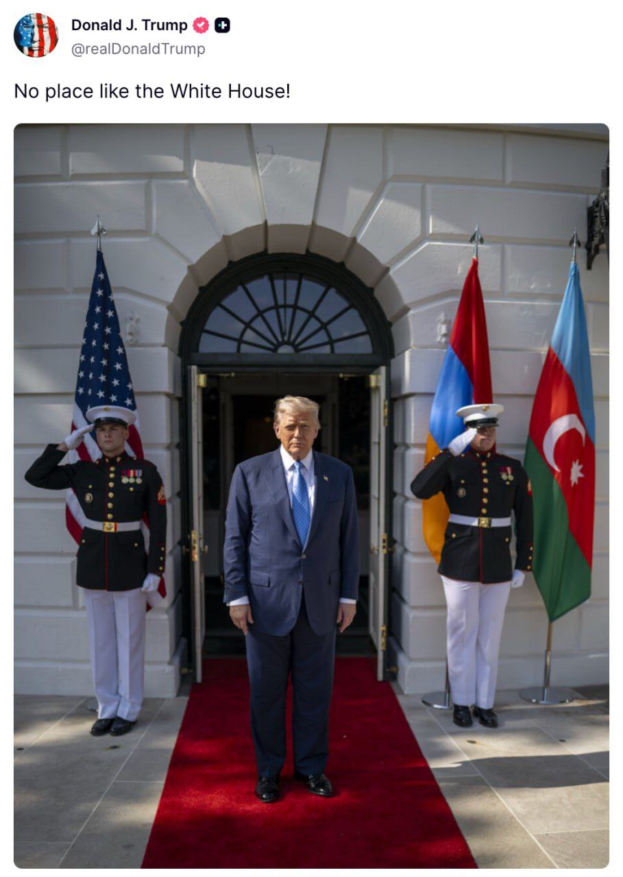 Дональд Трамп находящийся в Великобритании с официальным визитом заявил Нет лучшего места чем Белый дом P S Трамп для сегодняшнего своего поста выбрал фото на фоне флагов Армении США и Азербайджана