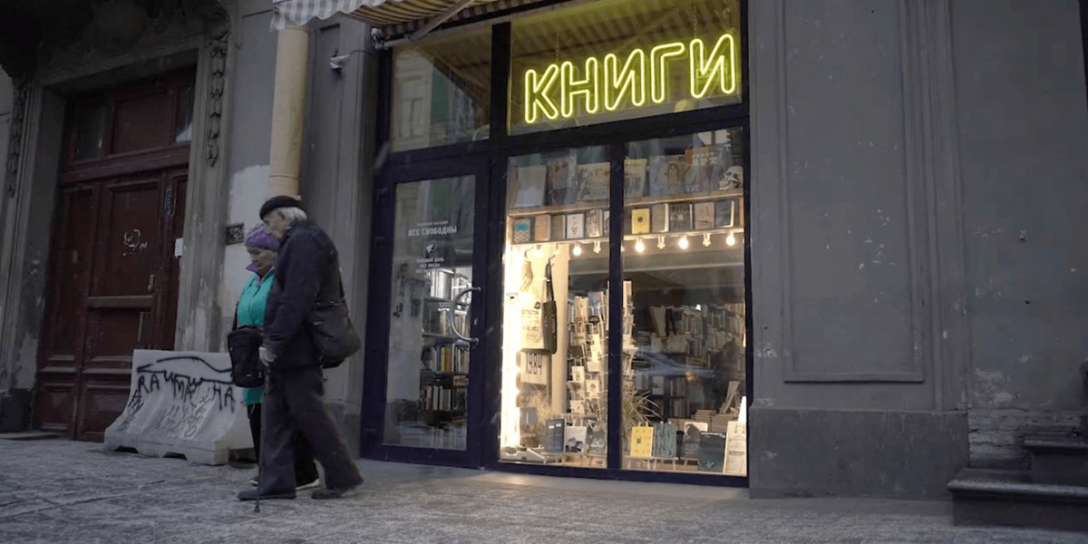Росфинмониторинг внёс в перечень террористов и экстремистов руководителя издательств Popcorn Books и Individuum Дмитрия Протопопова В мае 2025 года суд отправил его и ещё двух сотрудников издательства под домашний арест по делу об экстремизме Оно связано с продажей книг пропагандирующих деятельность движения ЛГБТ признано экстремистским и запрещено в России vc ru legal 2194552