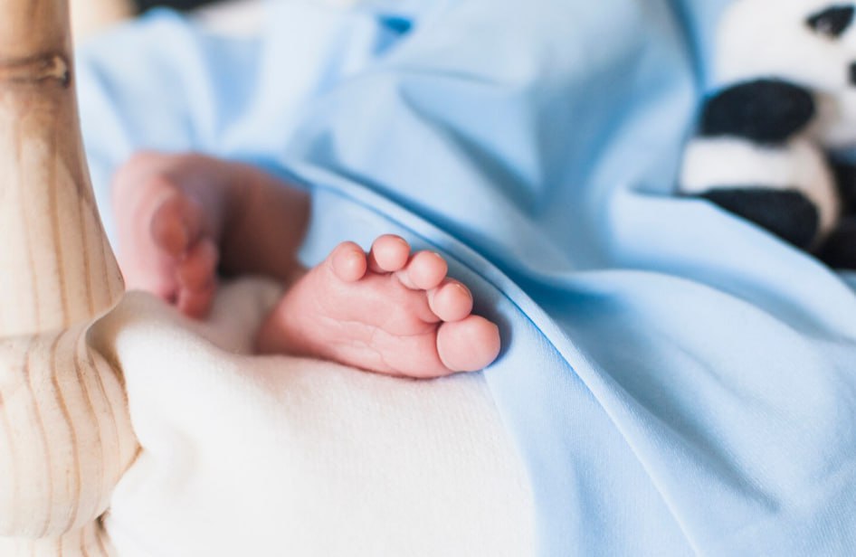 Врачи ЮУГМУ помогли родить женщине с гигантской миомой матки В родильный дом Клиники ЮУГМУ поступила пациентка на 36 й неделе беременности На ранних сроках гестации у неё была выявлена крупная миома матки что создавало потенциальные риски как для здоровья матери так и для развития плода Операция была успешно осуществлена на сроке 38 39 недель беременности В ходе вмешательства хирурги провели миомэктомию удаление миомы матки Операция завершилась успешно На свет появился здоровый мальчик весом 3 730 граммов и ростом 52 сантиметра ПОДРОБНЕЕ URALPRESS RU