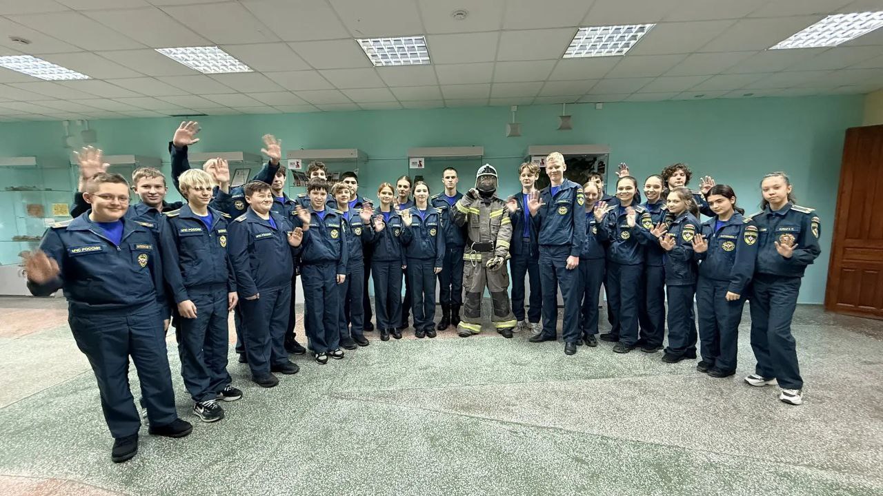 Личный состав института поздравил кадетов с праздником Днем кадета и провел профориентационную встречу Подробнее смотри по ссылке uigps Подписывайся на МЧС России в МАХ l ВК