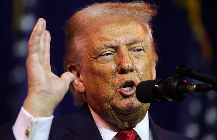 Президент США Дональд Трамп считает что его соперники из Демократической партии объявят ему импичмент если победят на промежуточных выборах в Конгресс осенью 2026 года Если мы не выиграем на промежуточных выборах то они найдут предлог чтобы объявить мне импичмент сказал он выступая перед политиками республиканцами в Вашингтоне При этом Трамп выразил уверенность что Республиканской партии удастся сохранить контроль над Конгрессом по итогам этих выборов Фото Alex Wong Getty Images interfaxonline