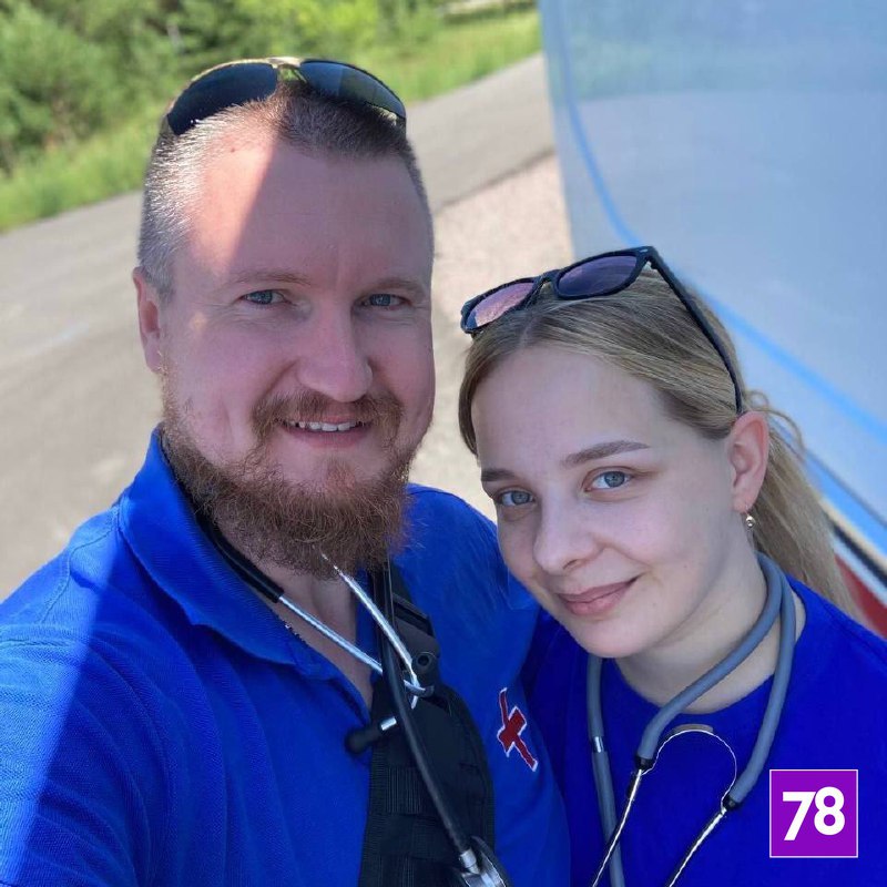 Петербурженка родила пятого ребенка на кольцевой Об этом рассказали в telegram-канале «Скорая помощь Ленобласти». Врач Вячеслав и фельдшер Алена ехали на вызов к беременной на 38 неделе и понимали, что скорее всего придется принимать роды на месте. После осмотра бригада приняла решение ехать в роддом, пока позволяло время. Уже в дороге у роженицы отошли воды, ждать больше было нельзя, и водителю пришлось остановить машину. Медики вспоминают, что весь процесс занял всего пару минут – для петербурженки это были уже пятые роды. С помощью врачей на свет появился мальчик, после чего машина скорой помощи все-таки доехала до роддома, где новоиспеченную мамочку уже ожидал персонал. Петербурженка поделилась, что первых трех детей она родила, как и полагается – в роддоме. А вот четвертый не дотерпел и появился в машине скорой рядом с медучреждением. Пятый же оказался самым быстрым и родился на КАДе. тг-канал «Скорая помощь Ленобласти» Подписаться Прислать новость