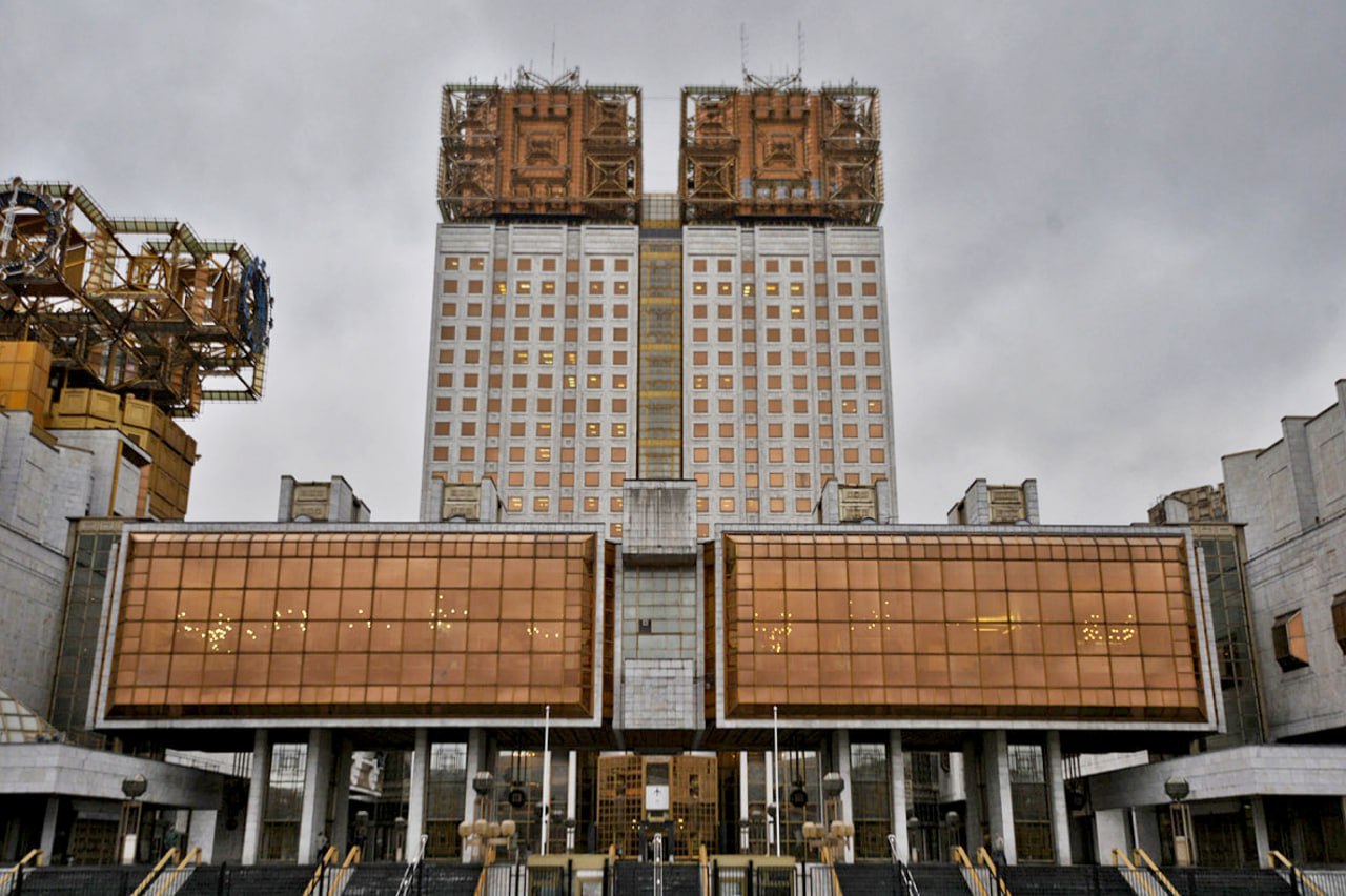 Россия создает чипы для квантового компьютера   Российская академия наук занимается разработкой элементной базы для квантовых вычислений. Работы проходят под шифром «Суперквант». Россия входит в эру многокубитных вычислительных машин   В настоящее время создаётся технология криогенной интегральной системы управления квантового процессора, необходимой для увеличения количества кубитов в квантовом компьютере на основе сверхпроводников   Уже спроектированы и протестированы базовые компоненты разрабатываемой системы управления кубитами   Россия — одна из трёх стран — наряду с США и Китаем, обладающих квантовыми компьютерами на всех четырёх ключевых платформах: сверхпроводниках, ионах, нейтральных атомах и фотонах  «КРИСТАЛЛ РОСТА» ранее приводил мнение Александра Галушки о том, что «Технологии являются центральной характеристикой экономического развития»