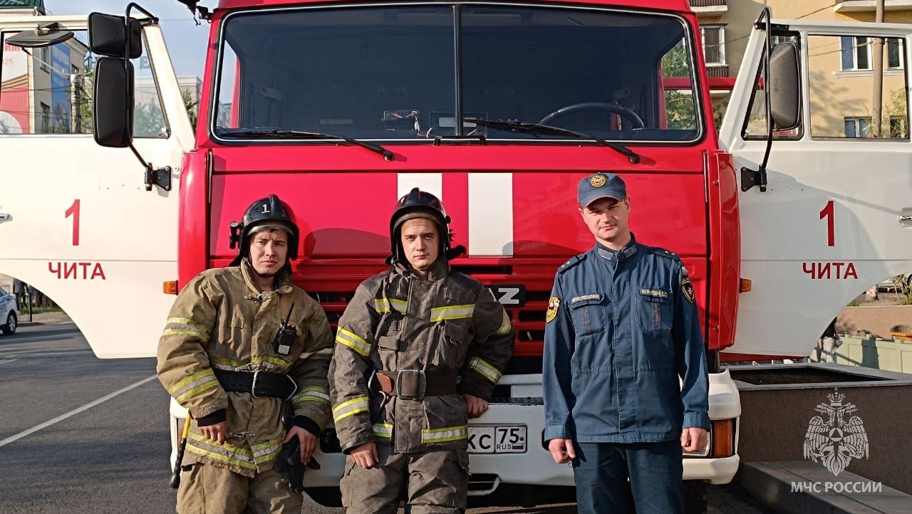 В Забайкалье за минувшие сутки: Ликвидированы 11 пожаров сухой растительности на площади 394 гектара: В 3 километрах восточнее от села Размахнино Шилкинского района огнеборцы пожарно-спасательных частей №42, №41 и добровольной пожарной дружины ликвидировали пожар сухой растительности на площади 350 гектаров. Ликвидированы 23 техногенных пожара: В селе Засопка Читинского муниципального округа произошел пожар четырехквартирного дома. Возгорание на площади 450 квадратных метров ликвидировали огнеборцы пожарно-спасательных частей №5, №4, №3, №1, специализированной пожарно-спасательной части и службы пожаротушения. На водных объектах происшествий не зарегистрировано. На ДТП пожарно-спасательные подразделения не привлекались. 2 июня днём по восточной половине края дожди, местами сильные, по западной половине – местами небольшие дожди, грозы. Ветер северо-восточный 5-10 м/с, в отдельных районах порывы 15-20 м/с. Температура +13…+18°, по восточной половине края +8…+13°.