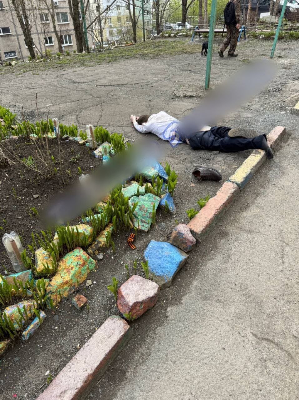 Во Владивостоке молодой человек упал с крыши девятиэтажки. Во Владивостоке на улице Связи, 22, молодой человек упал с крыши девятиэтажного дома. На месте работают экстренные службы. Пострадавшего пытаются реанимировать.