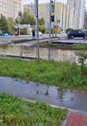 В администрации Сургута рассказали почему затапливает Югорскую во время дождя Подписчики часто присылают видео с Югорской после сильных дождей где каждый раз дорога тонет Как журналисту СТВ пояснили в мэрии сейчас там проходит капитальный ремонт а подтопления тротуара происходили из за незавершенных работ на проезде Взлётный В настоящее время запланированы следующие мероприятия для выяснения причин и решения возникшей ситуации обследование ближайших дождеприёмных колодцев Это позволит определить насколько эффективно они справляются с отводом воды с проезжей части и выявить возможные неисправности или засорения детальная геодезическая съёмка участка Данная работа поможет получить точные данные о рельефе местности выявить уклоны и определить где происходит скопление воды комментируют чиновники Выяснить точную причину подтоплений получится только после проведения всех необходимых мероприятий Также в администрации особо подчеркнули что в случае если подрядчик отступит от проекта он должен будет устранить все замечания Подписаться Прислать новость