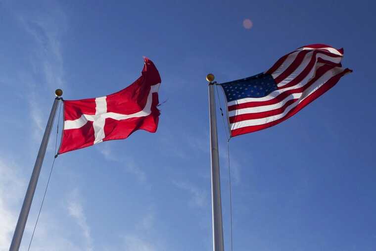 CNN США и Дания обсуждают пересмотр соглашения по Гренландии США и Дания начали консультации о возможном обновлении стратегического оборонного соглашения 1951 года по Гренландии регулирующего сотрудничество на острове По данным CNN идею предложил генеральный секретарь НАТО Марк Рютте Этот шаг рассматривается как дипломатический off ramp призванный снизить напряженность после заявлений Дональда Трампа о покупке Гренландии или полном контроле США над ней ℹ  Соглашение возможно будет включать серьезные гарантии на запрет китайских инвестиций в Гренландию Рютте убежден что такая сделка позволит избежать конфликта между Вашингтоном и Копенгагеном Копенгаген настаивает на сохранении полного суверенитета острова Соглашение 1951 года пока остается в силе и позволяет США использовать базу Питуффик официально Подпишись на primulinmd