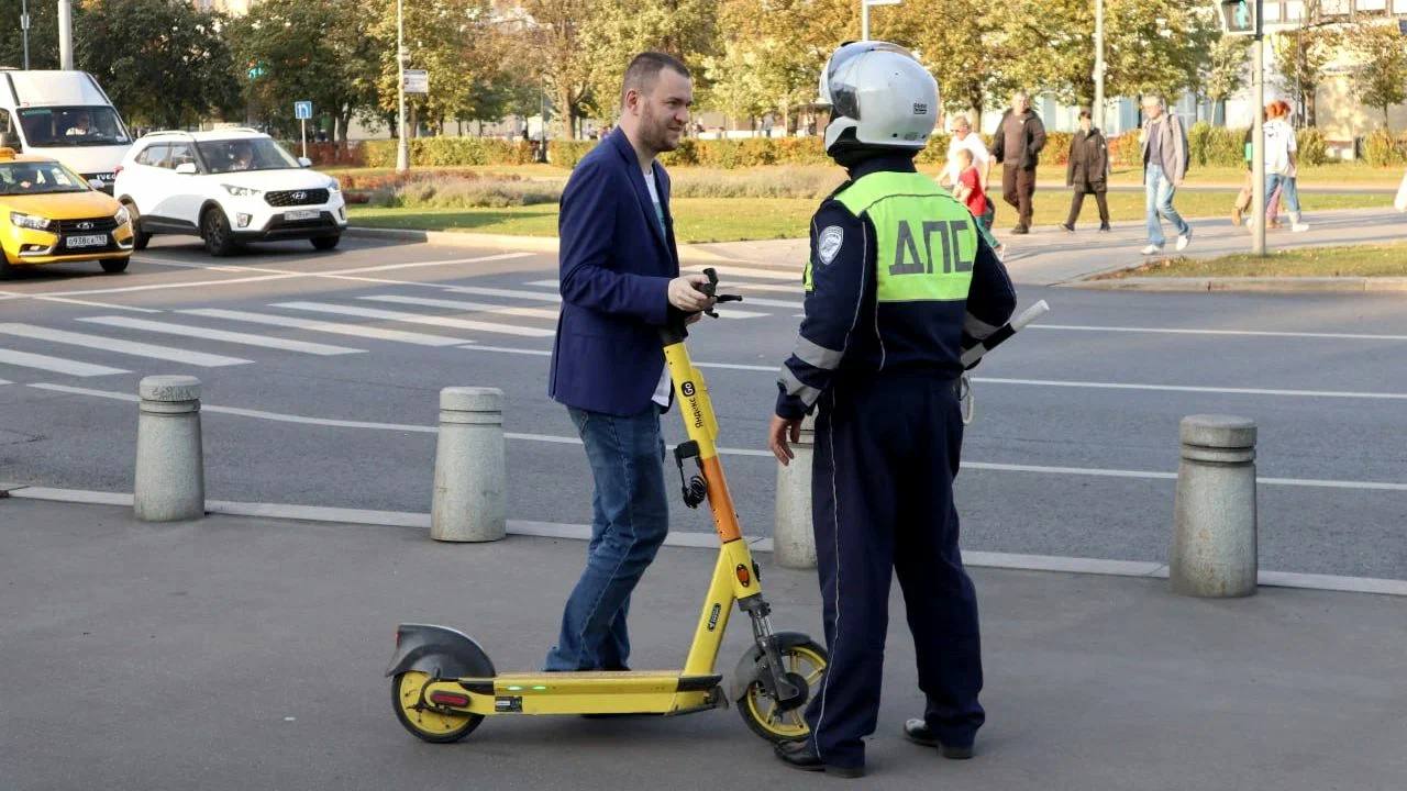 В ближайшие выходные работники дорожной полиции проведут рейд, целью которого является контроль за соблюдением правил дорожного движения пользователями велосипедов и самокатов. Инспектора будут останавливать владельцев индивидуальных средств передвижения — электрических самокатов, велосипедов и моноколес — для проверки документов и обсуждения вопросов безопасности на дороге.