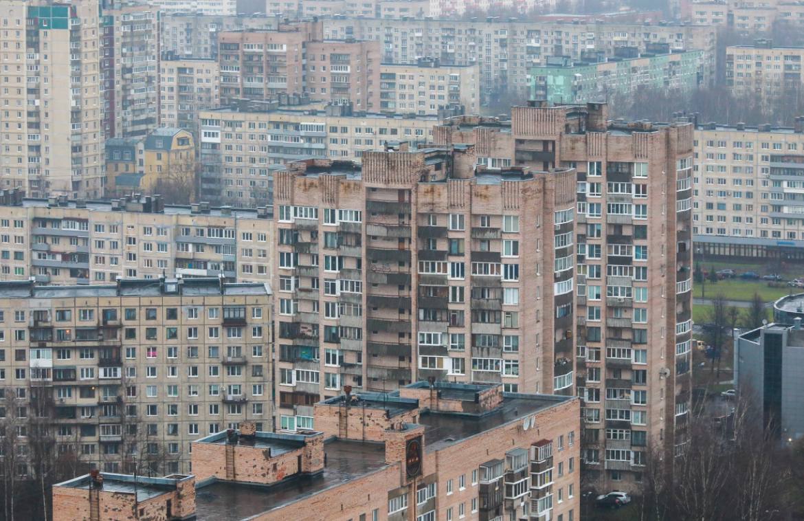 Минфин семейная ипотека на вторичном рынке снизит доступность жилья Распространение семейной ипотеки на весь вторичный рынок жилья в России приведёт к росту цен на недвижимость отметил заместитель министра финансов РФ Иван Чебесков В бюджете не заложены дополнительные средства на расширение программы Распространение действия программы на вторичный рынок жилья на всей территории РФ может привести к росту объёма выдачи льготных ипотечных кредитов а следовательно к существенному повышению спроса В результате могут увеличиться цены на недвижимость что снизит доступность жилья для граждан указано в ответе на запрос Кроме того на первичном рынке и так свыше 90 ипотек приходится на льготные программы Семейная ипотека уже занимает 88 от объёма выдачи льготных ипотечных кредитов Сергей Коньков ДП Подписаться на ДП в Telegram MAX