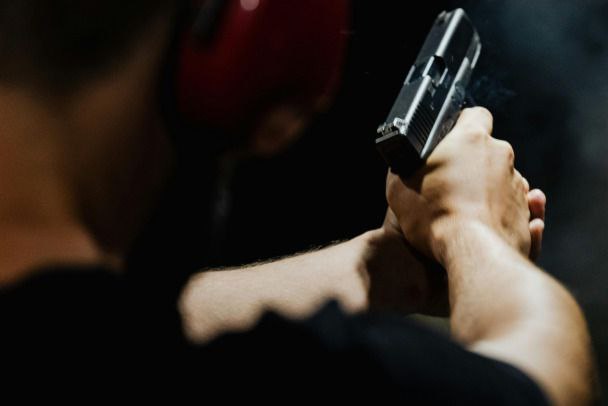 В Гатчине конфликт поколений стал причиной ночной пальбы Как сообщает полицейский главк, в субботу, 21 июня, в четыре часа утра в полицию поступило сообщение о том, что у дома 18 по Соборной улице в Гатчине неизвестный выстрелил из пистолета в молодого человека. Прибывший на место наряд патрульно-постовой службы задержал пьяного 44-летнего местного жителя, у которого произошёл конфликт поколений с компанией молодых людей. И он выстрелил из травматического пистолета в ногу 22-летнему молодому человеку. Пострадавший с травмой бедра в удовлетворительном состоянии был госпитализирован. Kaboompics.com/Pexels.com