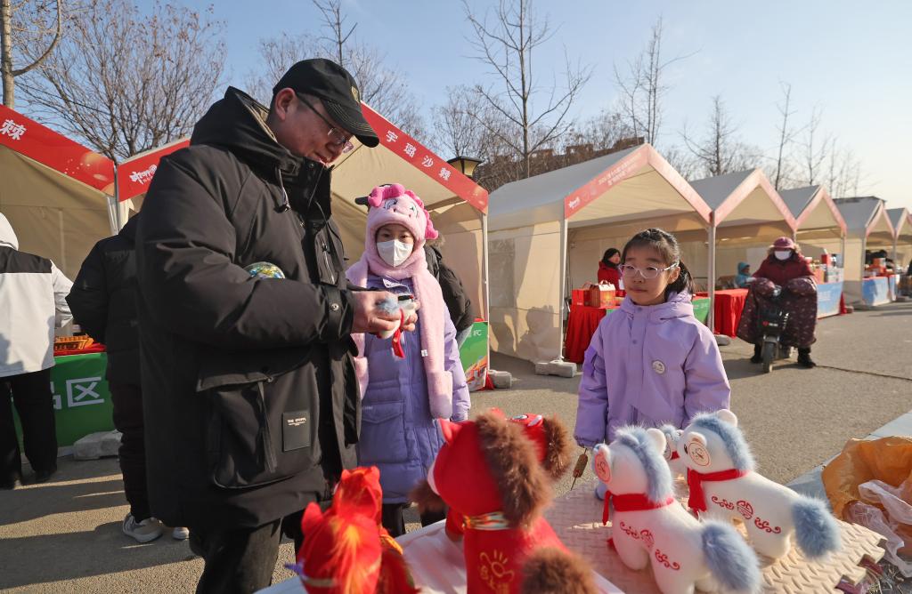 Жители Китая встречают праздник Весны покупками новогодних товаров Media Чжочжоу пров Хэбэй 7 февраля Синьхуа Горожане покупают новогодние товары на оживленной новогодней ярмарке в городе Чжочжоу пров Хэбэй Северный Китай в преддверии праздника Весны Чуньцзе китайский Новый год по лунному календарю 0 2026 02 07 09 32 47 Full Text