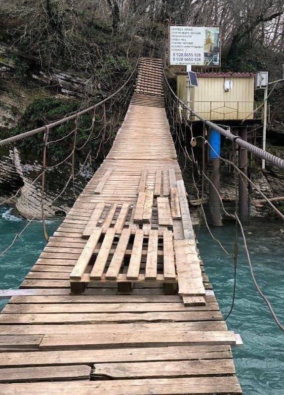 Проблемы безопасного пути в школу В селе Ахштырь возникла проблема дети вынуждены ходить по небезопасному подвесному мосту созданному жителями из за отсутствия школьного автобуса с декабря Суд обязал обеспечить безопасность школьников Однако местные власти не решили ситуацию несмотря на формальную правоту Важно чтобы решение проблемы произошло заранее чтобы избежать возможных трагедий безопасность школьныйавтобус Russia News Подпишись