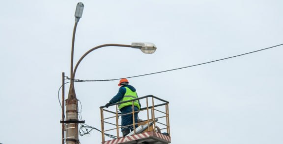 Более 2 тысяч жителей Новгородской области лишились электричества  Сильная метель и налипание снега на провода оставили 2 тыс. жителей Новгородской области без электричества. В пресс-службе министерства ЖКХ и ТЭК области уточнили, что речь идет о гражданах в 87 населенных пунктах. Без света остались жители в шести районах Новгородской области. Специалисты восстанавливают электроснабжение. Напомним, что накануне в Новгородскую область пришла сложная погода, 17 декабря в некоторых районах региона также ожидается метель.