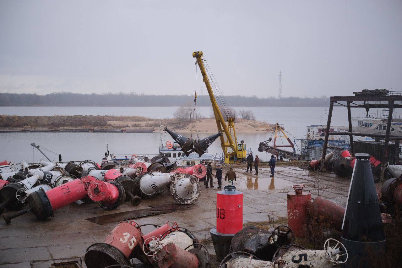 В Волжском бассейне завершилась навигация Сколько грузов и пассажиров перевезли сколько судов прошло через гидроузлы делятся коллеги из Администрации Волжского бассейна Перевезли 37 7 млн тонн грузов и 2 5 млн пассажиров что на 13 4 больше чем в прошлом году Выполнили 21 523 шлюзования Всего через волжские гидроузлы пропустили 41 870 единиц флота Задействовали 9 земснарядов и 1 плавкран Объём дноуглубительных работ на транзитных участках пути составил 2 434 8 тыс м куб Русловые партии выполнили более 14 600 км промеров Росморречфлот в MAX ВК