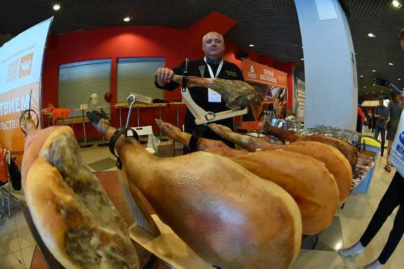 Беларусь завозит много свинины из России в том числе из Челябинской области Президент Белоруссии Александр Лукашенко назвал позором ситуацию при которой в республику осуществляется импорт свинины Позорище Беларусь завозит свинину возмутился Лукашенко По его словам импортировать свинину из России приходится потому что нет своего такого мяса Мяса свинины нет шашлычка нет посетовал белорусский лидер Видеофрагмент опубликовал минский телеграм канал Пул первого Между тем как выяснила Губерния Беларусь в последние годы действительно импортировала много свинины При этом поставляют такое мясо в республику и из Челябинской области которая считается одним из лидеров по производству свинины Идет с Южного Урала в эту страну поставка живых свиней и кормов А развитие сельского хозяйства между регионом и Белоруссией вообще считают перспективным направлением Читайте Губернию теперь и в МАХ