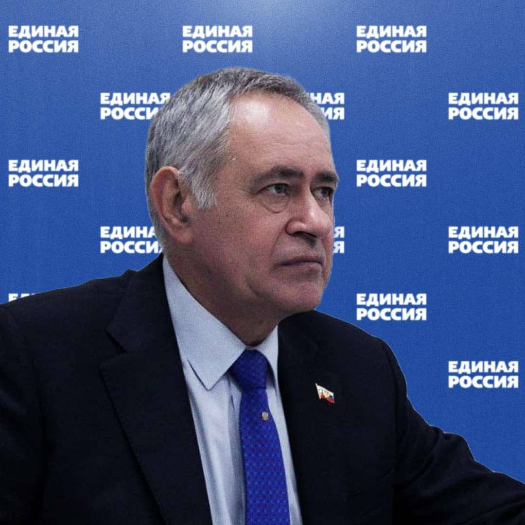 Экс-зампредседателя Законодательного собрания Запорожской области от «Единой России» Николая Пастушенко пытались взорвать. Под днищем машины его дочери нашли СВУ. По данным источников, бомбу обнаружил сам Пастушенко 16 июня. Бомба была прикреплена под водительским сидением «Рено-Каджар», который принадлежит дочери чиновника. Машина было припаркована в гаражном кооперативе в городе Днепрорудное. Осмотр СВУ взрывотехниками показал, что устройство состояло из 500 г взрывчатого вещества предварительно, пластида , обмотанного скотчем. Поражающих элементов в устройстве не было. С апреля 2022-го по сентябрь 2023-го Пастушенко возглавлял военно-гражданскую администрацию Днепрорудного, а затем перешёл на работу в Заксобрание Запорожской области, где получил должность первого зампредседателя. В феврале 2025-го Пастушенко освободил должность. Подписывайтесь, это Baza