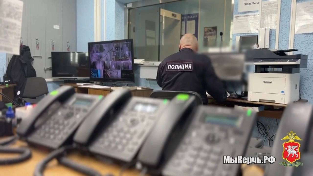 В Керчи нашли тело мужчины Как стало известно редакции СМИ МыКерчь.РФ, в районе крепости «Керчь» был обнаружен труп. Тело мужчины нашли на суше, при нем была записка. По предварительной информации, мужчина 45 лет покончил с жизнью, порезав вены.