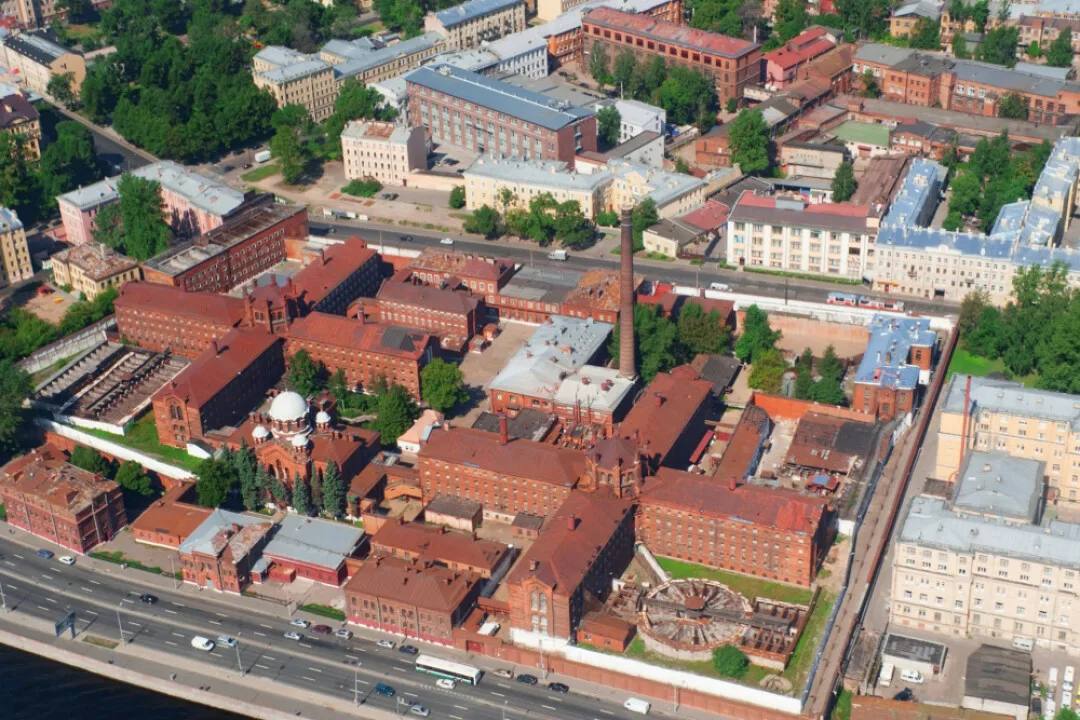 В Крестах могут появиться отель и ресторан Бывший следственный изолятор на Арсенальной набережной планируют преобразовать в гостиницу а исторический круглый прогулочный двор превратить в ресторан Комплекс Кресты продали частному инвестору в начале 2025 года за 1 135 млрд рублей