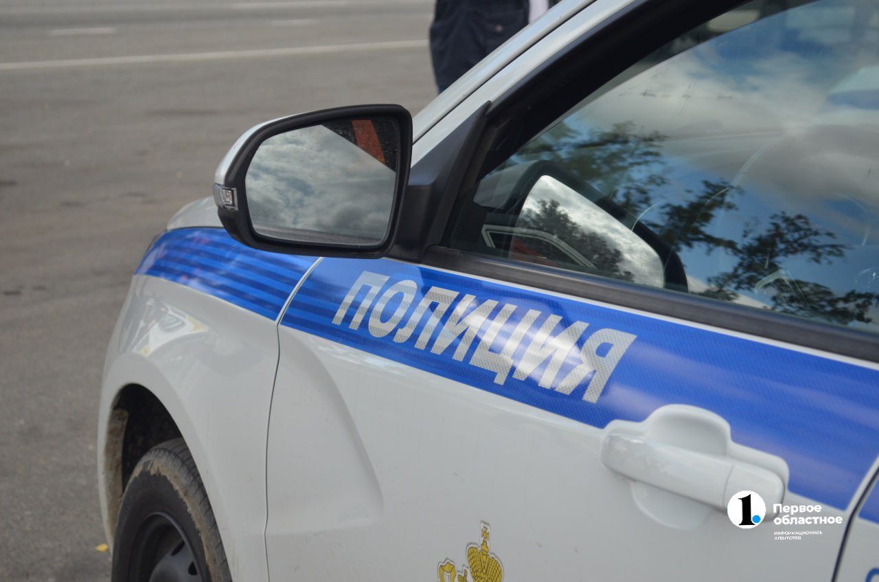 Пьяный турист оскорбил и оклеветал сотрудников нацпарка Таганай Инспекторы обнаружили на одной из экотроп незарегистрированную группу туристов из Свердловской области На сделанное сотрудником нацпарка замечание один из нарушителей будучи пьяным начал нецензурно выражаться не обращая внимания на других туристов Также мужчина оскорблял госинспекторов Когда сотрудники нацпарка вызвали полицию дебошир попытался скрыться Но упал и разбил бровь При этом прибывшим полицейским он сообщил что эту травму нанесли ему госинспекторы пиная его ногами по голове В нацпарке сообщили что все происходившее запечатлели видеорегистраторы сейчас их изучают полицейские Заявление в СК об оскорблении сотрудника власти уже написано Подписаться Прислать новость Подпишись на МАХ