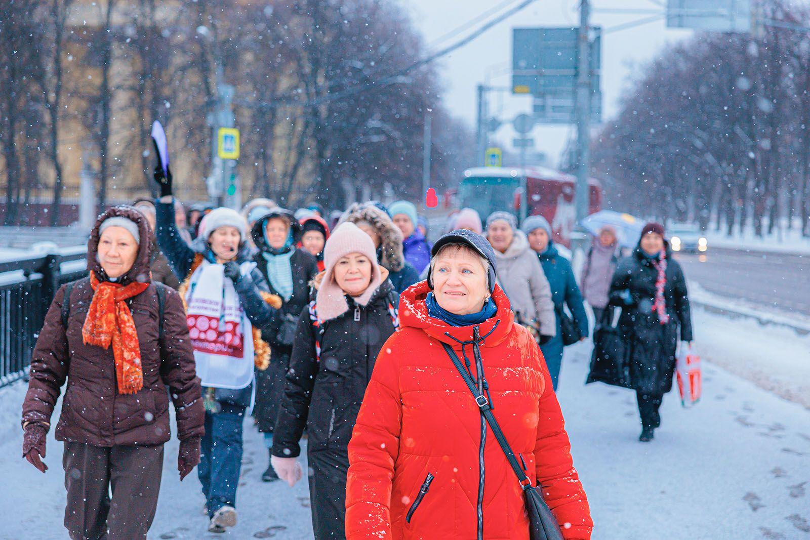 Для горожан старшего поколения проведут новогодние экскурсии с профессиональными гидами Присоединиться к ним можно до 11 января Всего для участников Московского долголетия подготовили 7 тематических маршрутов по столице Гости познакомятся с достопримечательностями города а также узнают об истории и традициях празднования Нового года в России Нужна регистрация