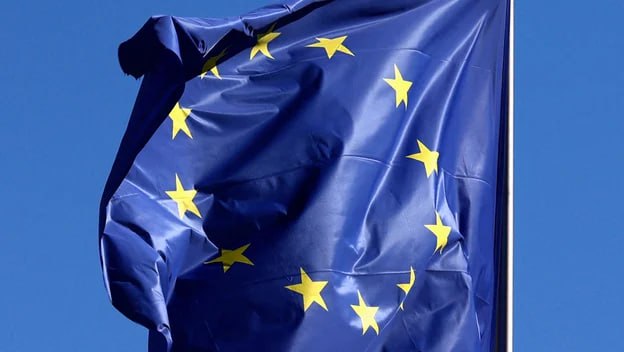 На фоне обсуждений нового пакета санкций Европейского союза против России, премьер-министр Нидерландов заявил, что предпринятые меры будут «довольно сильными» и затронут российские банки. Финансы Mail провели опрос среди читателей, в котором приняло более 5 470 респондентов. Результаты показали: большинство граждан относятся к перспективе новых санкций скорее скептически или нейтрально. Так, 35,4% опрошенных посчитали, что предыдущие пакеты санкций мало что изменили, а значит, и очередной удар ЕС не станет поворотным. Еще 21,7% признались, что им все равно. В то же время тревогу выразили 12,1% респондентов, отметив, что ужесточение ограничений может повлиять на их личную финансовую стабильность. Некоторые участники опроса отмечали, что, даже в случае ужесточения ограничений, смогут приспособиться: «переживем и 20-й пакет санкций, если потребуется — потерпим». Другие подчеркивали, что ограничения стали настолько частым явлением, что перестали восприниматься как нечто экстраординарное.