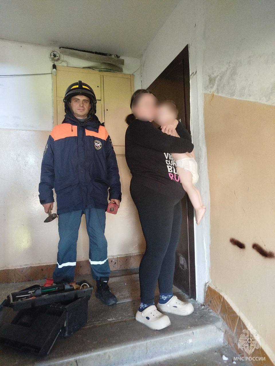 Маму с детьми воссоединили спасатели МЧС России в городе Мамоново На улице Белоусова два малыша закрылись внутри квартиры пока мама встречала старшего ребенка со школьного автобуса Женщина не смогла попасть внутрь и обратилась в МЧС России Сотрудники поисково спасательного отряда аккуратно вскрыли дверь Никто из детей не пострадал В операции принимало участие 3 специалиста и 1 единица техники МЧС России МЧС России рекомендует не оставляйте детей без присмотра выходя из дома бери с собой ключи ребенка контролируй чем занят ребенок Помните безопасность ребенка ваша ответственность mchs39 Подписывайся на МЧС России в Telegram MAX