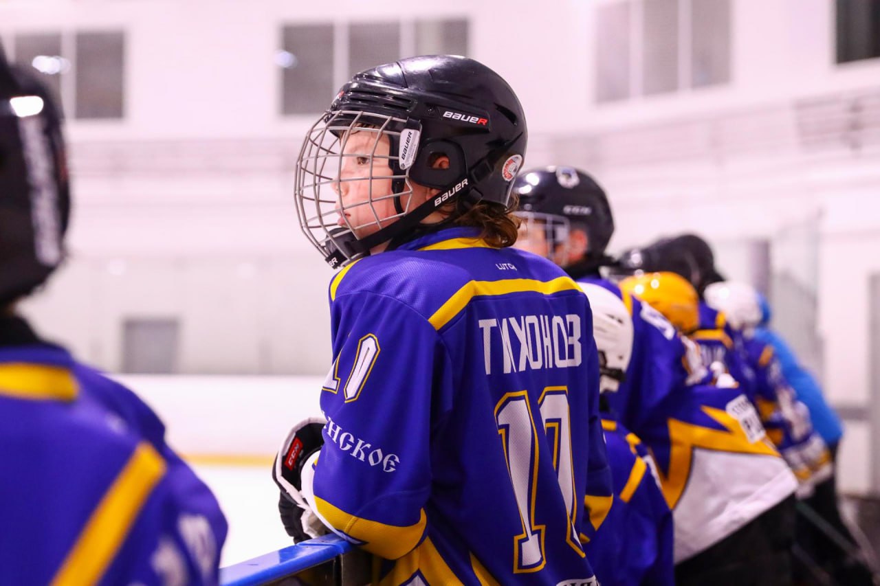 В Раменском прошли областные соревнования по хоккею Сегодня ледовая арена имени В Лутченко принимала участников областных соревнований по хоккею среди коллективов физической культуры В турнире приняли участие воспитанники местной спортивной школы Раменское и хоккеисты команды Витязь из Наро Фоминска Юные спортсмены с первых минут игры продемонстрировали высокий уровень подготовки и спортивный характер Соревнования направлены на решение нескольких важных задач популяризацию хоккея среди молодежи привлечение детей и подростков к регулярным занятиям спортом а также укрепление здоровья подрастающего поколения Поздравляем раменскую команду и ее тренера Никиту Зилина с победой Разгромный счет 28 2 Больше фотографий в нашем альбоме ramenskoye official