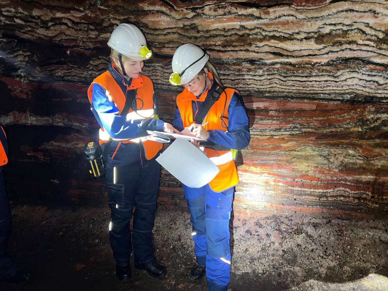 На руднике ЕвроХим Усольского калийного комбината приостановлены работы на месяц Как сообщила пресс служба судебных приставов Ростехнадзор обнаружил грубые нарушения требований промышленной безопасности на одном из производственных участков Там использовался тип крепления кровли не обеспечивающий устойчивость горных выработок Так как эти обстоятельства представляли угрозу для жизни людей Березниковский суд привлек предприятие добывающей отрасли к административной ответственности В итоге часть горных работ приостановлена на 30 суток 1 октября стало известно что под завалами породы погиб машинист       Подписаться на Properm ru