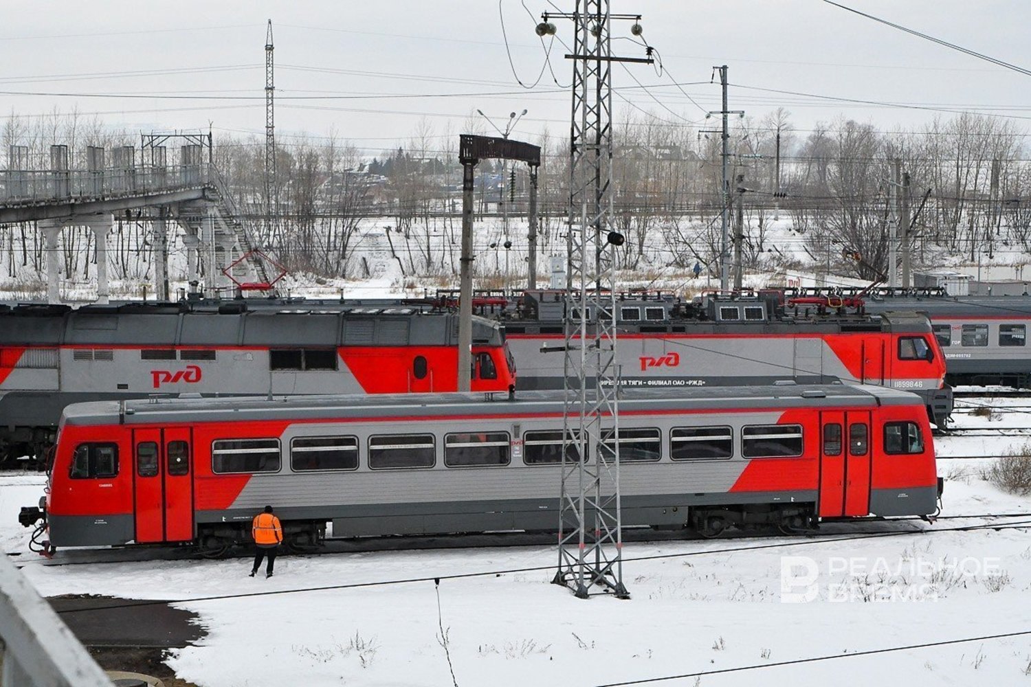 На казанском направлении в Москву массово задерживаются поезда задержки на 2 5 часа На прибытие поездов в Казань следующих из Санкт Петербурга и Москвы также фиксируют сильные отставания от графика rv shorts