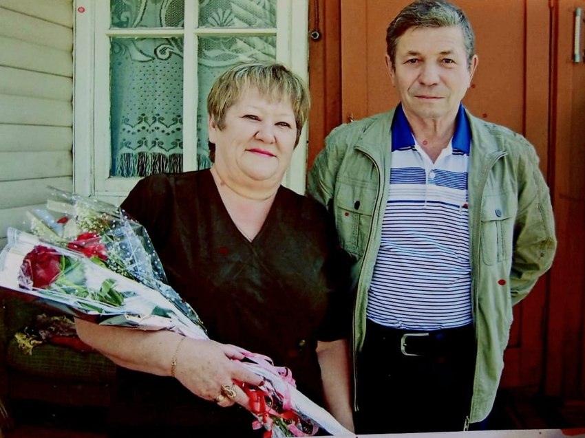 Полвека совместной жизни отметила пара из Балея Геннадий Борисович и Валентина Сергеевна Софроновы из Балея Они посетили местный отдел ЗАГС Здесь пара торжественно отметила полвека совместно прожитой жизни Валентина и Геннадий всю жизнь трудились на благо родного города Геннадий начинал карьеру сварщиком в Балейской Геолого разведывательной экспедиции затем в Строительно монтажном управлении После сменил профессию начал работать в Балейском карьере машинистом экскаватора затем работал вахтовым методом Геннадий Борисович вышел на пенсию в 55 лет но продолжал работать до 65 лет Валентина Сергеевна начала трудиться медицинской сестрой в больнице затем приняла решение работать воспитателем в детском саду Этой профессии она отдала почти 30 лет В 50 лет Валентина Сергеевна вышла на пенсию но продолжала работать до 64 лет На пенсии она работала диспетчером в Единой дежурной диспетчерской службе города Балея В браке у них родилось двое детей дочь Наталия и сын Евгений которые подарили им двух внучек Напомним для поддержки демографии в России действует национальный проект Семья Одно из направлений Активное долголетие Благодаря программе творческие студии образовательные курсы спортивные секции и многое другое все это становится доступным для старшего поколения Проекты программы реализуются более чем в ста тысячах клубах и кружках по всей России Участники не только занимаются саморазвитием но и помогают другим найти новые увлечения Такой помощи посвящено направление Серебряное волонтерство Подписывайтесь TG VK MAX