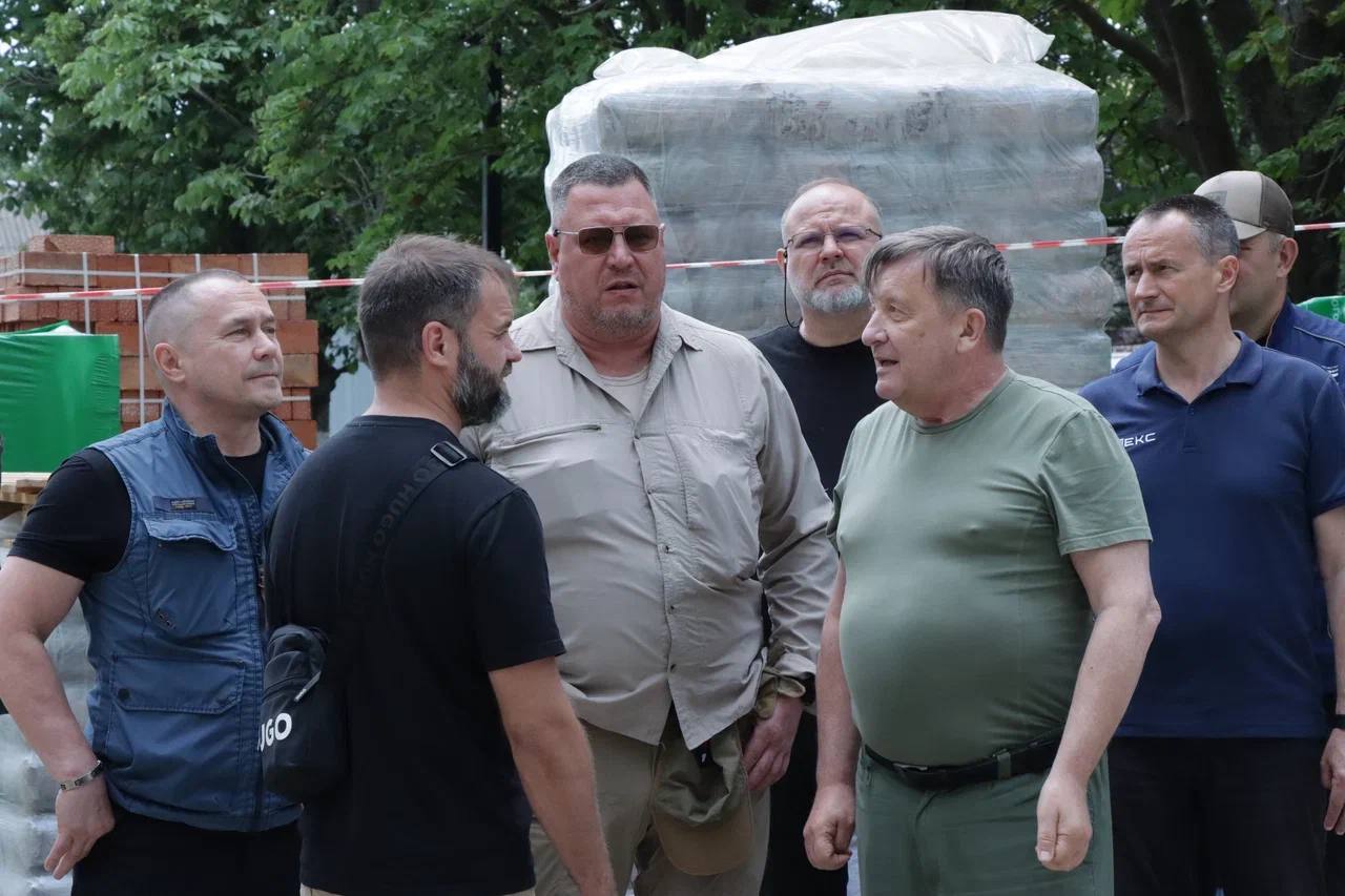 Минстрой России контролирует восстановление в воссоединенных регионах Замминистра строительства и ЖКХ РФ Валерий Леонов совместно с первым заместителем Председателя Правительства ДНР Дмитрием Бердниковым посетили объекты восстановления в Мариуполе. В ходе рабочей поездки осмотрели ключевые социальные и инфраструктурные объекты, находящиеся на этапе реконструкции и строительства. ↪ Проверили строительные работы и модернизацию больницы интенсивного лечения. Активно ведутся ремонтные работы в блоке «А». Проводят капитальный ремонт и реконструкцию хозяйственного комплекса. Параллельно завершается восстановление пищеблока больницы. Уже введен в эксплуатацию лечебный блок «Б», где работает централизованная лаборатория нового поколения, а также первый в ДНР региональный сосудистый центр. На территории больницы восстановлены поликлиника, станция переливания крови и другие вспомогательные корпуса. Особое внимание уделили пяти аварийным многоквартирным домам, их включили в программу восстановления. Проверили новую пожарно-спасательную часть, строительство которой началось в 2023 году.