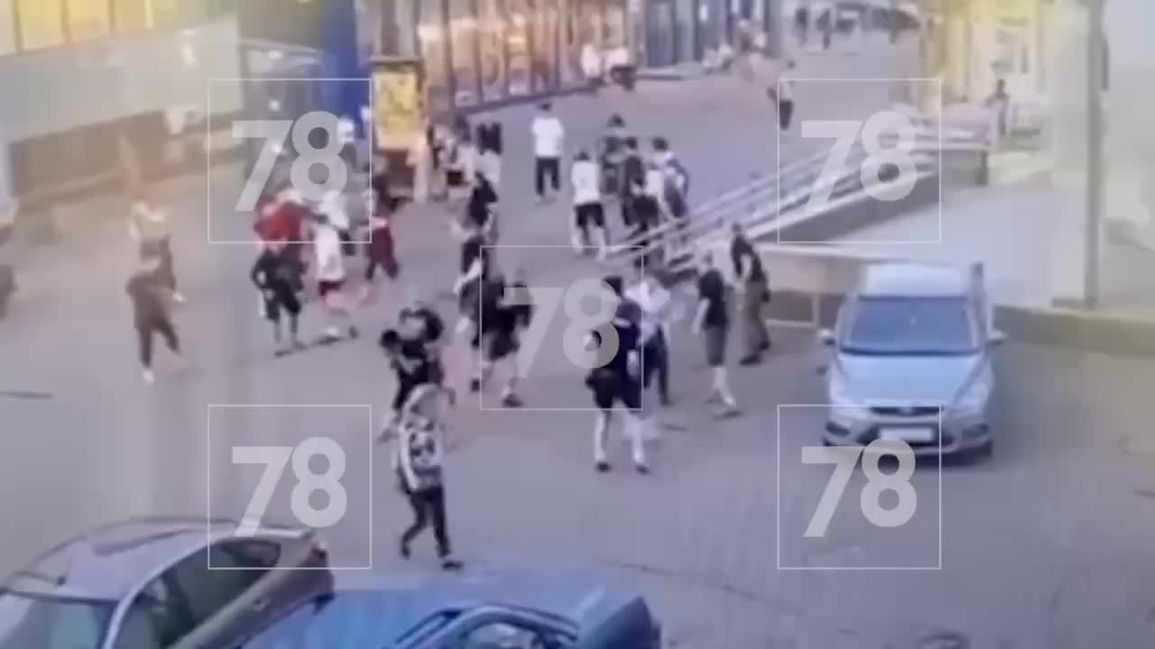 Массовая драка с пиротехникой на проспекте Энгельса в Санкт-Петербурге