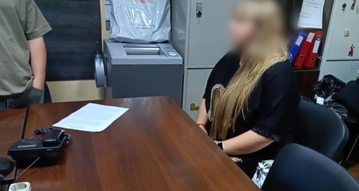 Спонсора украинских террористов задержали в Псковской области По материалам оперативно розыскной деятельности органов федеральной службы безопасности следственный отдел УФСБ России по Псковской области возбудил уголовное дело в отношении 25 летней гражданки России и Украины Об этом сообщили в пресс службе ведомства Она обвиняется в финансировании терроризма Установлено что женщина находясь на территории Украины осуществила безналичный денежный перевод на счет украинской организации признанной решением Верховного суда России террористической Расследование уголовного дела продолжается отметили в пресс служба УФСБ России по Псковской области Фото УФСБ России по Псковской области