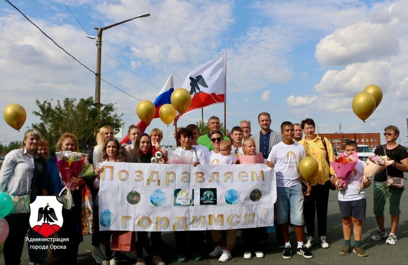 Ищиулову с пятью олимпийскими медалями торжественно встретили в Орске  Сегодня, 11 сентября, домой в Орск вернулась пятикратный призер Паралимпийских игр в Париже пловчиха Виктория Ищиулова. В аэропорту ее встретили родные, друзья, представители администрации города, министерства спорта и съемочная группа «Вестей Оренбуржья».  На родину 19-летняя Виктория привезла с Паралимпиады три серебряные и две бронзовые медали. На соревнованиях во Франции орчанку поддерживала и сопровождала тренер спортивной школы «Надежда» Ирина Симакова. Ищиулова поделилась, что ей немного обидно. Виктория чувствует упущенный шанс, но считает, что у нее все еще впереди.  Напомним, спортсменка принимала участие в Паралимпийских играх уже во второй раз. В 2021 году она завоевала золотую и две серебряные медали на Паралимпиаде в Токио.