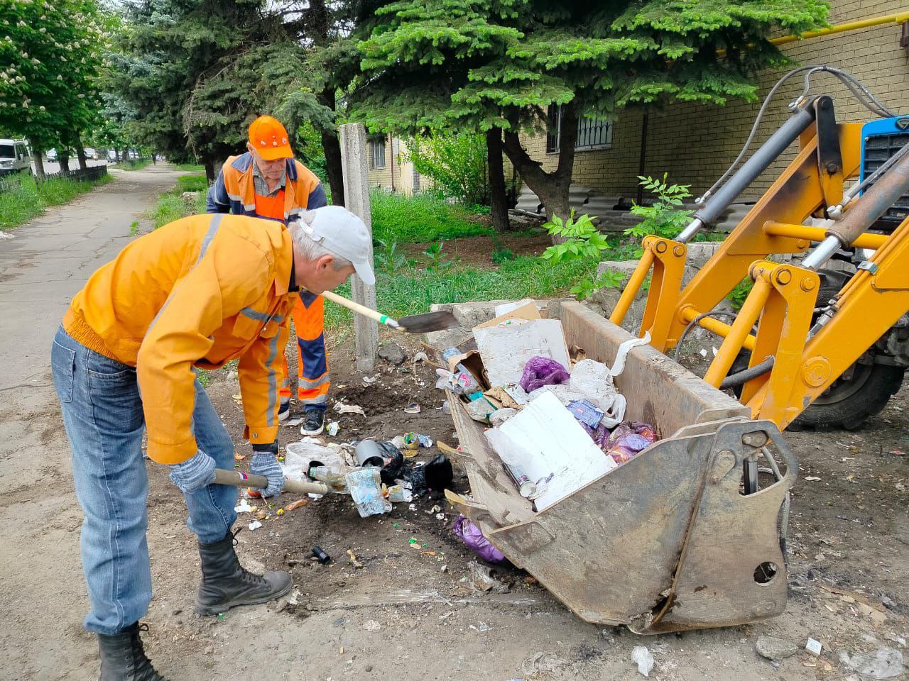 В Стаханове продолжаются работы по очистке города от мусора Сегодня коммунальные службы занимались уборкой несанкционированных свалок, которые образовались возле площадок ТКО. МУП "ДЭС" очистило территории возле контейнерных площадок на улицах Космической, Бурбело, 24, Калинина, Октябрьской, Кирова, 46, пер. Лесному. Всего было вывезло на городской полигон 190 кубометров мусора. Кроме того, предприятие "Экотранс" убрало свалки на улицах Чеснокова, Новостроительной и Комсомольской. Сотрудники предприятия ввезли порядка 150 кубометров отходов, растительных остатков, мебели и строительного мусора. Уборка мусора проводилась и в Ирмино. Коммунальщики вывозили мусор с несанкционированной свалки по ул. Яблоневской. Еще раз обращаемся к горожанам – относитесь уважительно к труду коммунальщиков, это тяжелая работа. И не допускайте складирования негабаритного и строительного мусора возле площадок ТКО. Его необходимо вывозить на полигон самостоятельно, заключая договор с МУП «Экотранс» телефон диспетчера: +79592755566 . _____________ Все новости ВКонтакте и в Одноклассниках #Стаханов #новости_Стаханова