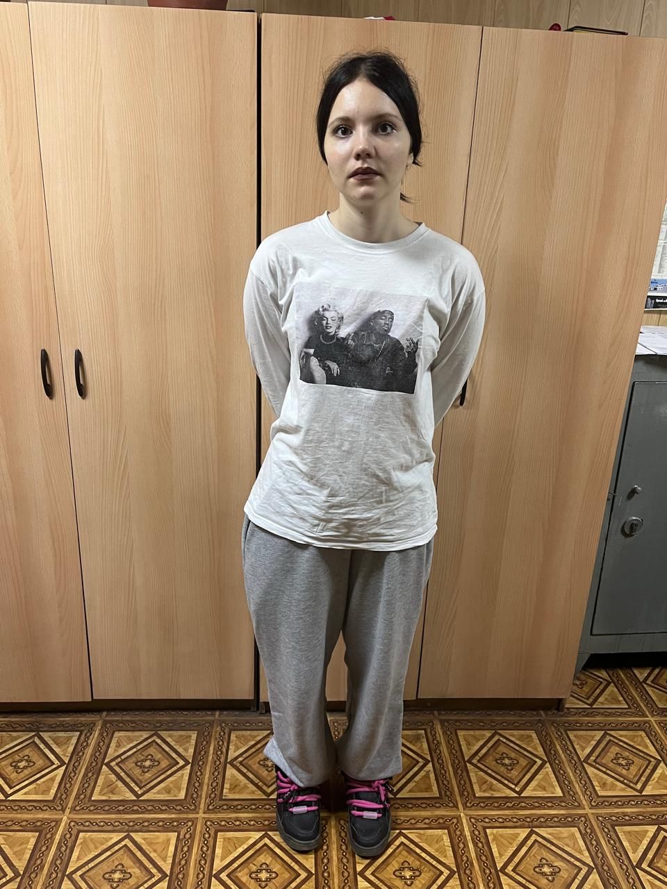 Урал56 Ру Оренбург Орск В Орске пропала 15 летняя школьница Галина ушла из дома по ул Пацаева 12 октября в 15 00 домой так и не вернулась сообщает полиция Приметы на вид 16 17 лет рост 170 см среднего телосложения волосы черные средней длины Была одета спортивный костюм серый белые кроссовки Если вам известно что то о местонахождении девочки обратитесь в полицию 8 3537 29 52 00 8 3537 29 52 91 или 02 Урал56 Ру в MAX