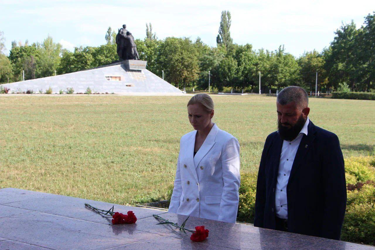 #вРоссиижить — муниципалитеты посетить! Совместно с главой Меловского округа Анна Рослякова посетила ФАП в Новострельцовке, построенный регионом-шефом Костромской областью в 2024 году. Также ознакомилась с ремонтом кровли Новострельцовского дома культуры, финансируемым за счет субсидии в 5 млн рублей. На меловском маслозаводе, возобновившем работу в 2022 году и вступившем в СЭЗ, обсудили планы по открытию цеха экстракции в 2026 году. Рослякова подчеркнула важность развития производств для экономики и социальной жизни муниципалитетов. В завершение поездки она посетила исторические объекты.