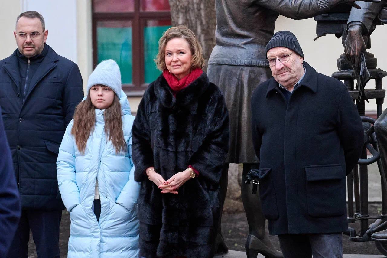 Приняла участие в открытии памятника создателям романа и фильма Семнадцать мгновений весны Сегодня мы с особым чувством и трепетом встретились на улице Сергея Эйзенштейна возле Киностудии имени Горького чтобы открыть памятник создателям культовой киноленты Скульптурная композиция посвящена автору романа Семнадцать мгновений весны Юлиану Семенову режиссеру одноименной экранизации Татьяне Лиозновой и Народному артисту СССР актеру Вячеславу Тихонову сыгравшему роль разведчика Максима Исаева На мероприятии присутствовали Председатель Российского исторического общества Сергей Нарышкин руководитель Департамента культуры города Москвы Алексей Фурсин автор памятника скульптор Вице президент Российской академии художеств председатель правления Союза художников России Андрей Ковальчук актриса продюсер дочь Вячеслава Тихонова Анна Тихонова Народный артист России кинооператор сын редактора киноленты Семнадцать мгновений весны Семена Клебанова Игорь Клебанов директор Культурного фонда Юлиана Семенова дочь писателя Ольга Семенова и другие Так радует что и у новых кинематографистов будет возможность прийти на Киностудию Горького отмечающую в этом году свое 110 летие и вспомнить своих легендарных предшественников Подписаться на МАХ