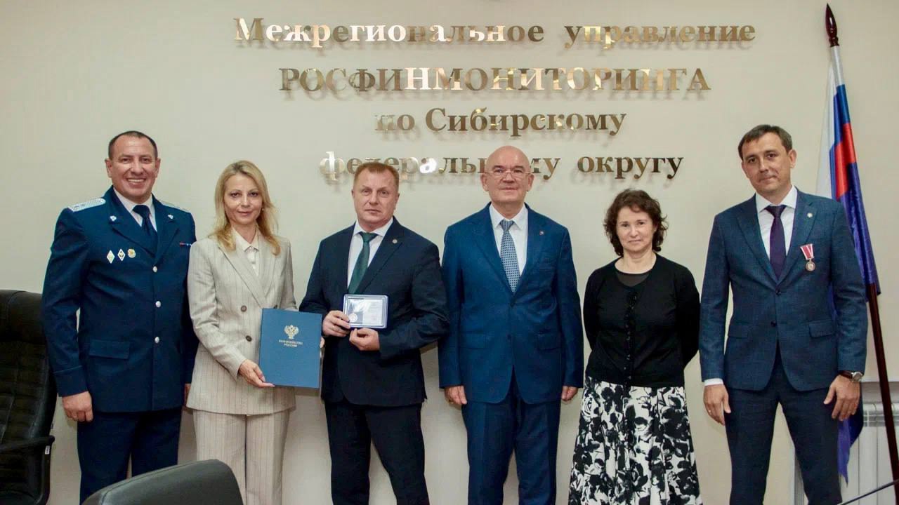 Казначейство России VK Заместитель руководителя Федерального казначейства Александр Михайлик, находясь с рабочим визитом в городе Новосибирске 29 июля 2025 года, принял участие в установочном совещании по вопросам координации деятельности надзорных органов по подготовке к очередному раунду взаимных оценок Группы разработки финансовых мер по борьбе с отмыванием денег, организованном на базе Межрегионального управления Федеральной службы по финансовому мониторингу по Сибирскому федеральному округу, под председательством заместителя директора Федеральной службы по финансовому мониторингу Галины Бобрышевой В совещании также приняли участие: • начальник Управления по надзору за аудиторской деятельностью Казначейства России – Людмила Муромцева; • руководитель Управления Федерального казначейства по Новосибирской области – Андрей Гайдук; • руководитель Межрегионального управления Федеральной службы по финансовому мониторингу по Сибирскому федеральному округу – Дмитрий Шотт; • иные представители контрольных надзорных и финансовых органов Сибирского федерального округа. В рамках совещания обсуждены вопросы правоприменительной практики и методологической работы в сфере ПОД/ФТ и ФРОМУ в преддверии 5-ого раунда взаимных оценок Группы разработки финансовых мер по борьбе с отмыванием денег. В ходе совещания Александр Михайлик вручил ведомственные награды Федерального казначейства сотрудникам Межрегионального управления Федеральной службы по финансовому мониторингу по Сибирскому федеральному округу.