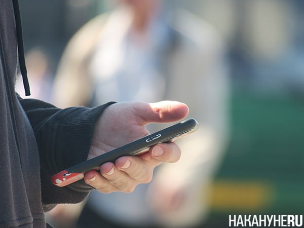 "Газпромнефть" запретила на своих НПЗ телефоны с GPS Компания "Газпромнефть" якобы ввела запрет на проносы на свои нефтеперерабатывающие заводы любых устройств с GPS. Причина — попытка обезопасить предприятия от атак. Появился приказ, подписанный генеральным директором Омского НПЗ. Позже стало известно, что аналогичные документы были подписаны и на других заводах. Согласно им, с 14 июля действуют новые правила безопасности. Теперь работникам запрещено приносить смартфоны, въезжать на территорию на автомобилях с включённым GPS и использовать любую технику, передающую геолокацию. Для рядовых сотрудников штраф за нарушение составит 5 тыс. руб., а вот представителям подрядных организаций придётся выплатить уже 100 тыс. руб. Приказ введён из-за растущих угроз для объектов топливно-энергетической сферы, чтобы усилить защиту от диверсий и терактов, пишет Baza.