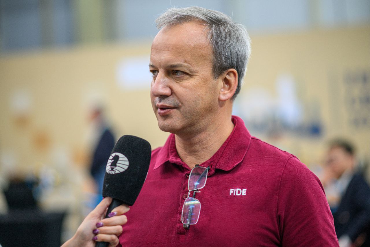 Генеральная ассамблея FIDE рассмотрит вопрос о снятии ограничений с российских шахматистов Об этом российским СМИ сообщила пресс служба FIDE Предложение ФШР о снятии действующих ограничений включая ограничение на участие команд и использование национальной символики будет рассмотрено в декабре Ph FIDE chessgames