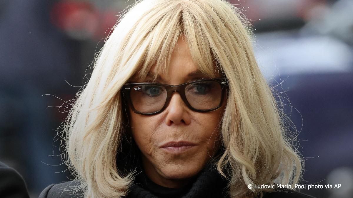 Суд в Париже признал виновными 10 человек по делу о фейках о Брижит Макрон сообщает France Info со ссылкой на источник По данным радиостанции речь идет о восьми мужчинах и двух женщинах которые распространяли в интернете слухи о том что супруга Макрона родилась мужчиной НАШИ РЕСУРСЫ Telegram Tik tok YouTube RUTUBE